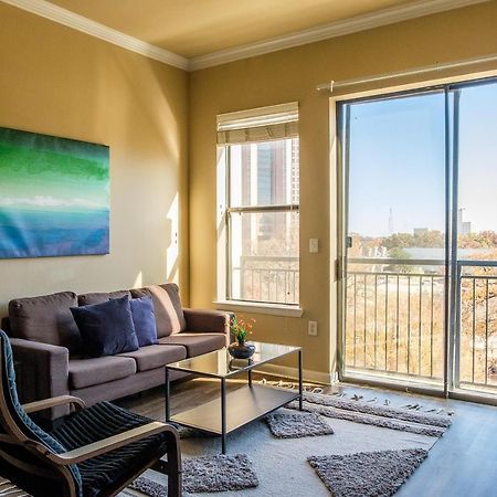 Frontdesk Oakwood Residence Apts Uptown Dallas Exterior photo