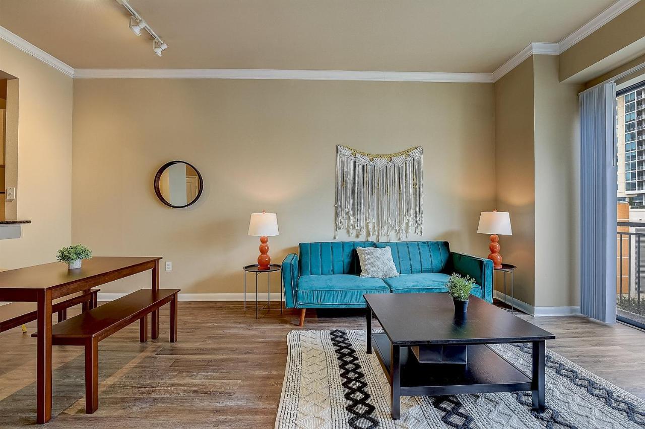 Frontdesk Oakwood Residence Apts Uptown Dallas Exterior photo