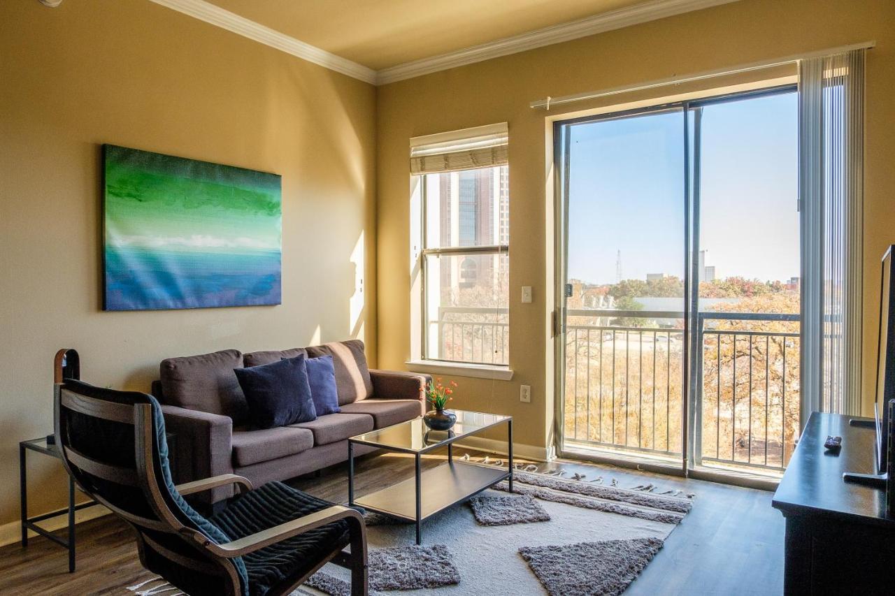 Frontdesk Oakwood Residence Apts Uptown Dallas Exterior photo