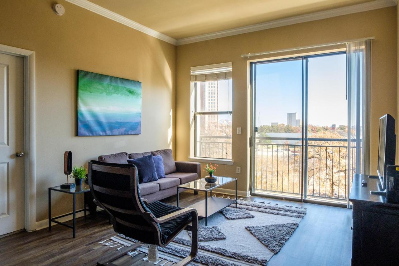 Frontdesk Oakwood Residence Apts Uptown Dallas Exterior photo